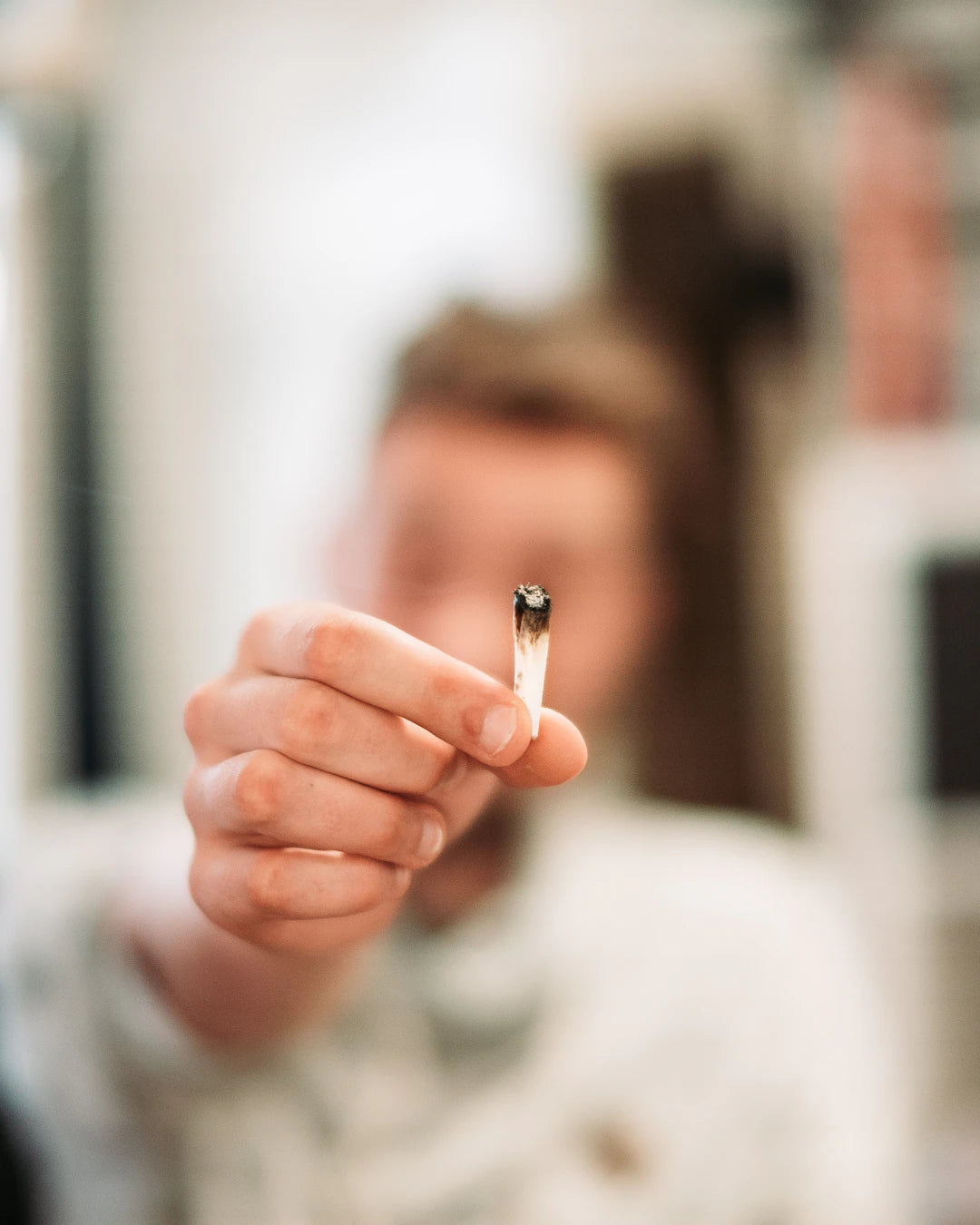 does smoking tobacco make you lose weight Smoking doesn't just harm your lungs it can damage your hair too. Nicotine  shrinks blood vessels, reducing oxygen and nutrients reaching the scalp.  This weakens hair follicles, leading to excessive hair fall,