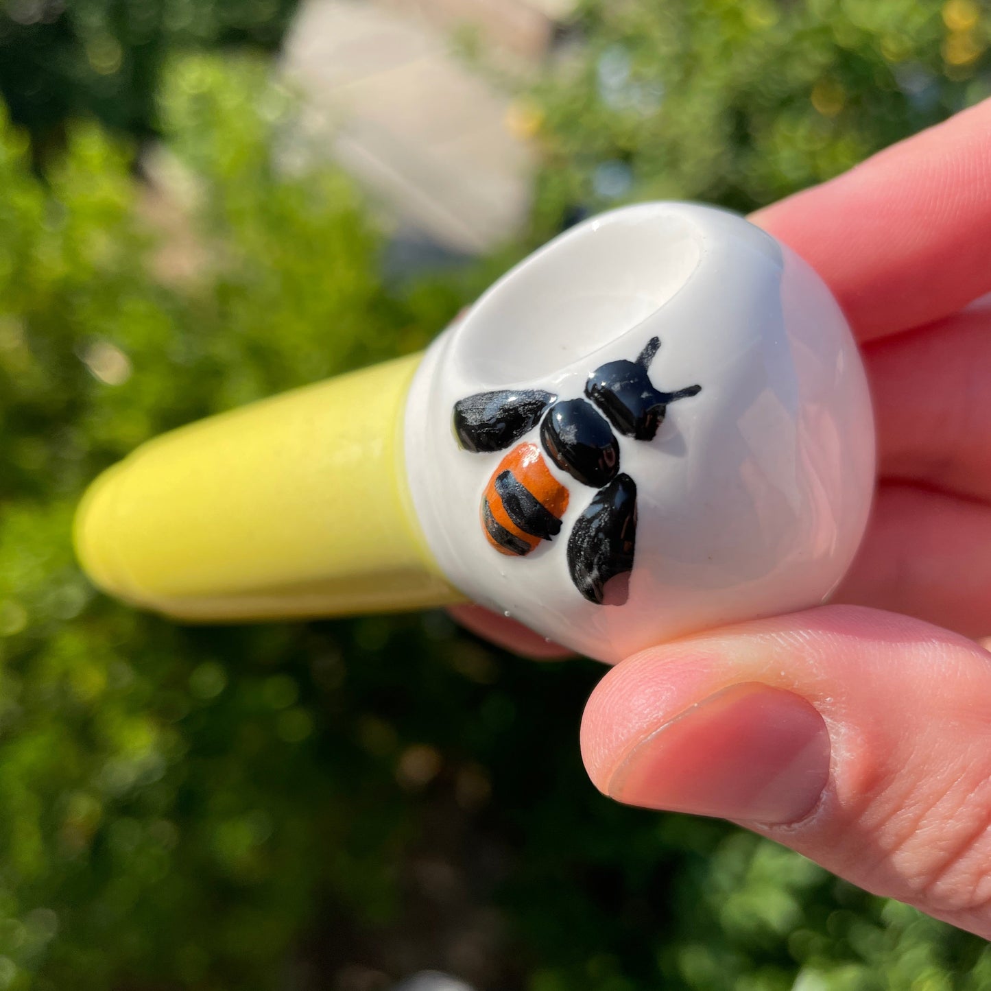 bee smoking pipe